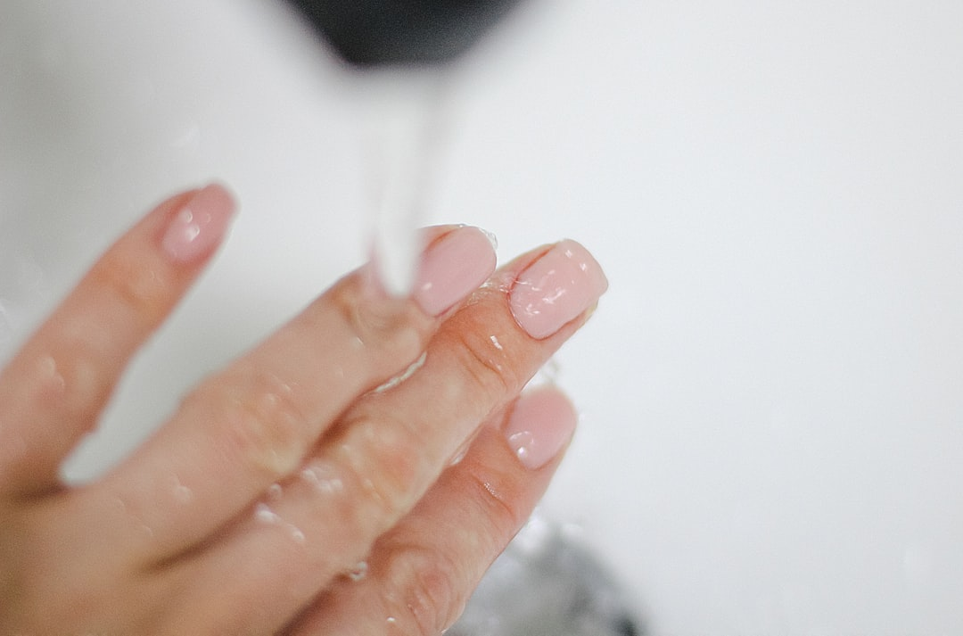 Weak and peeling nails care guide in Leiden